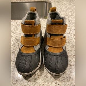 Sorel Hand Crafted youth size 9